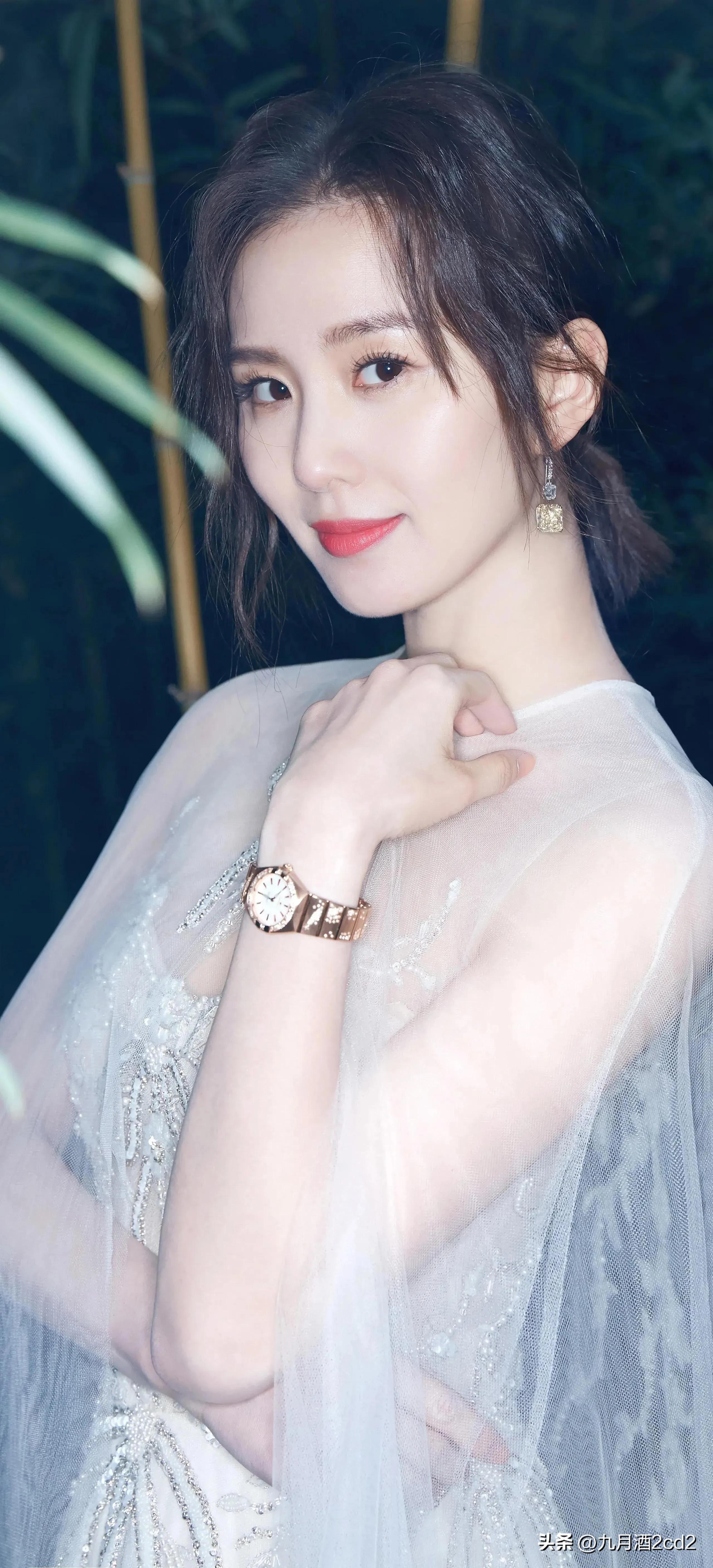 Beautiful and celestial, born with beauty, willow eyebrows and almond