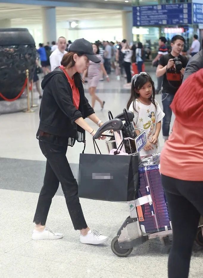 Niu Li showed up with her daughter, she appeared without makeup and ...