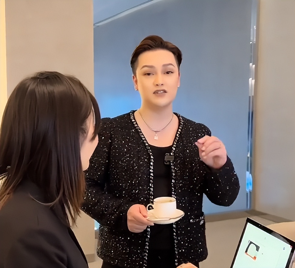 柏公子：雌雄難辨引爭議，炫富出圈吸粉百萬，背後老爺竟是秦奮？ - 資訊咖