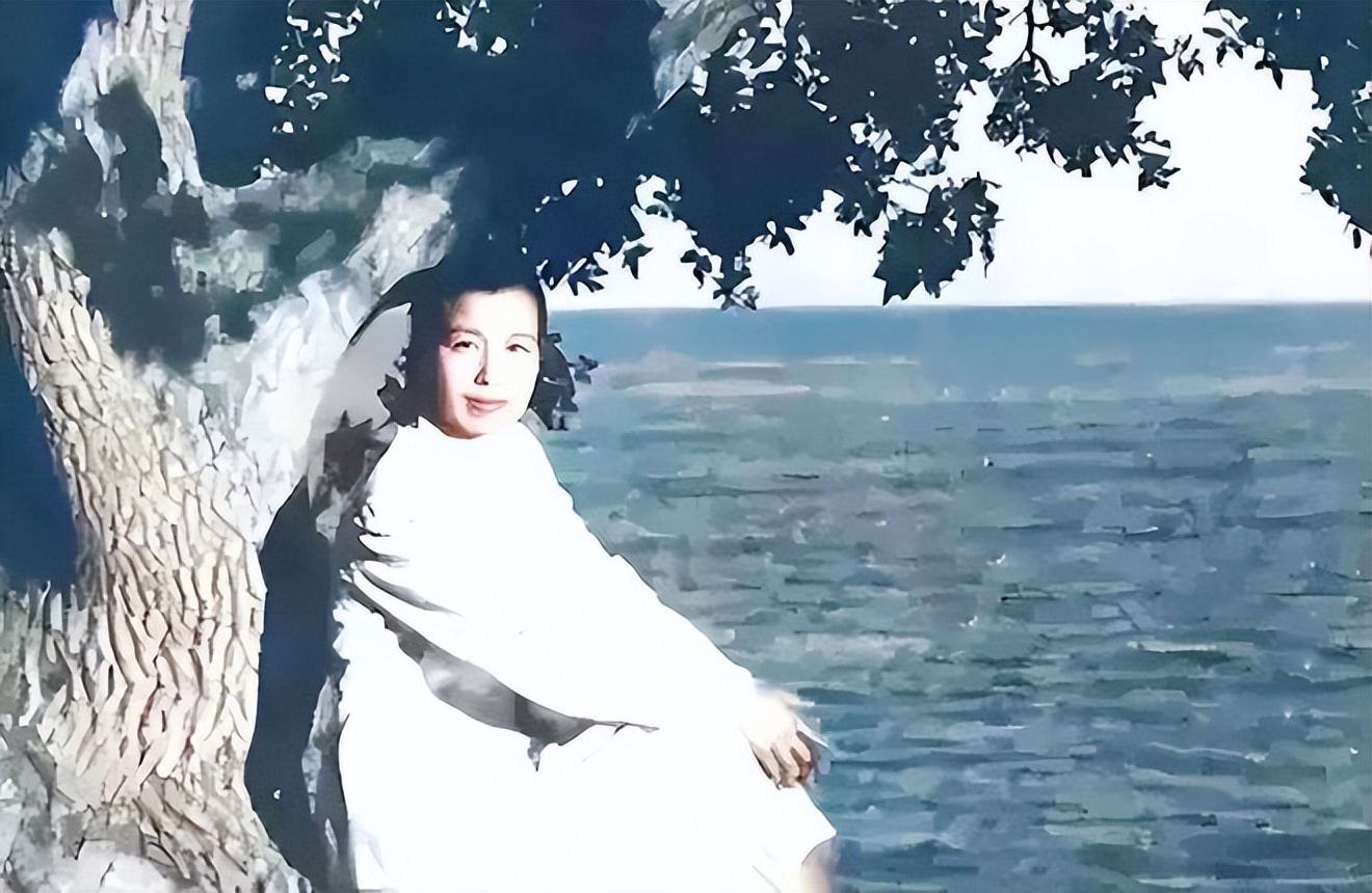 江青和張玉鳳拍了張合影,裙子有着特殊含義,暴露出她的野心 - 頭條匯