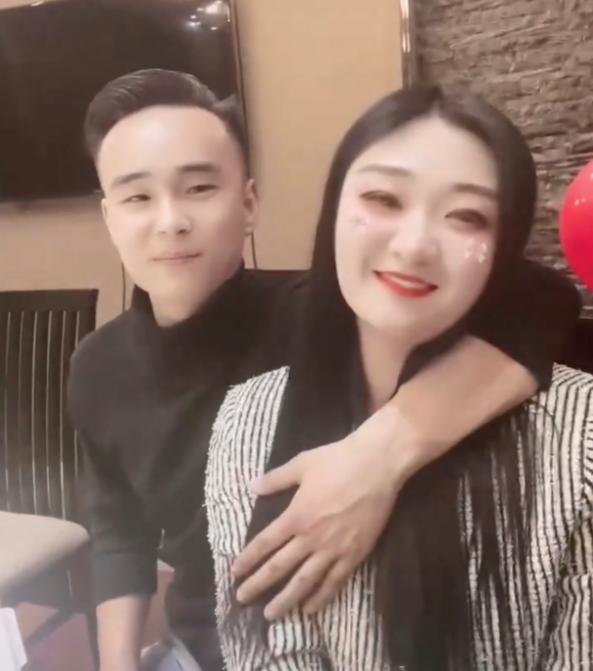 Chen Yanan officially announced his new relationship, and was hugged by ...