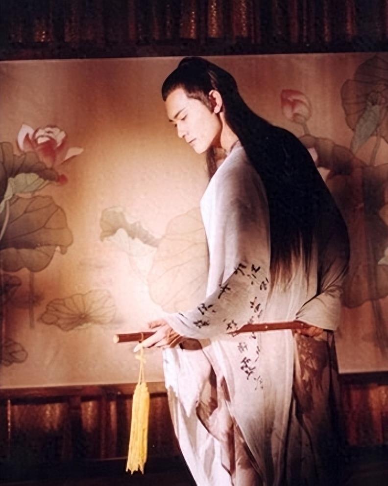 Zhou Xun and Chen Hong fell in love with him at first sight. They never ...