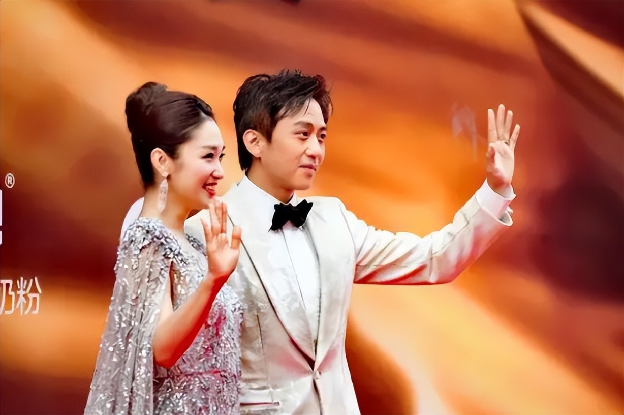 Go straight to the Huabiao Awards site! More than 400 celebrities are