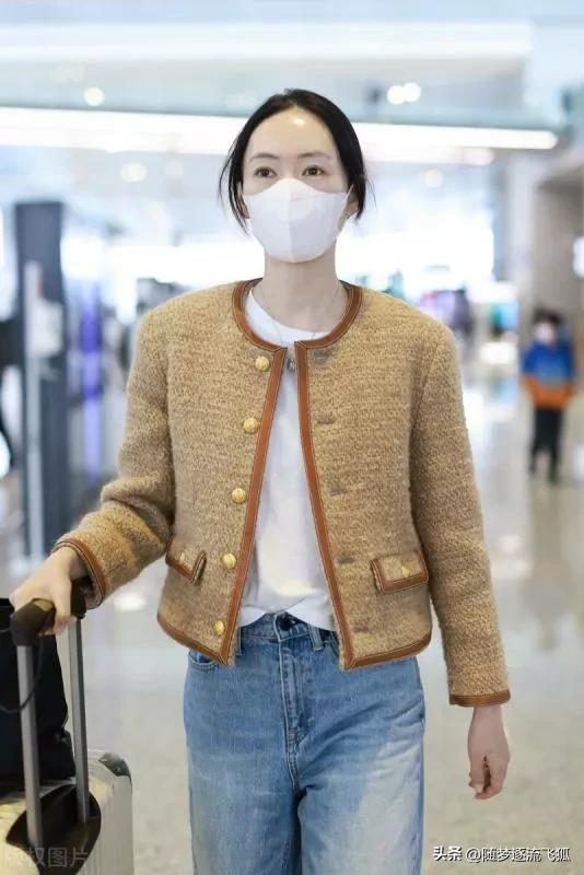 Tong Yao is wearing a collarless jacket + white T-shirt + jeans + black ...