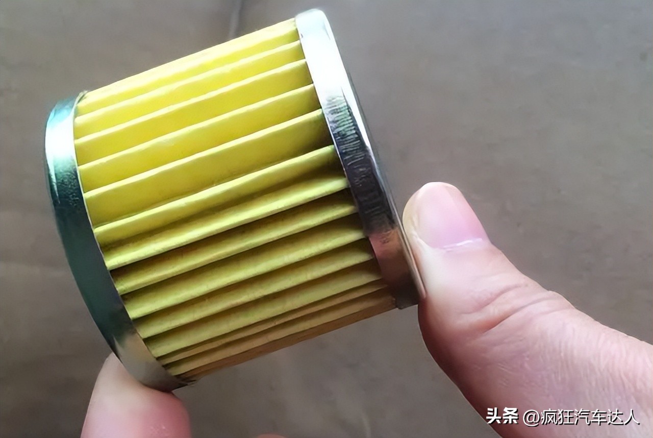 How often should the fuel filter be replaced? Does the builtin gasoline filter need to be