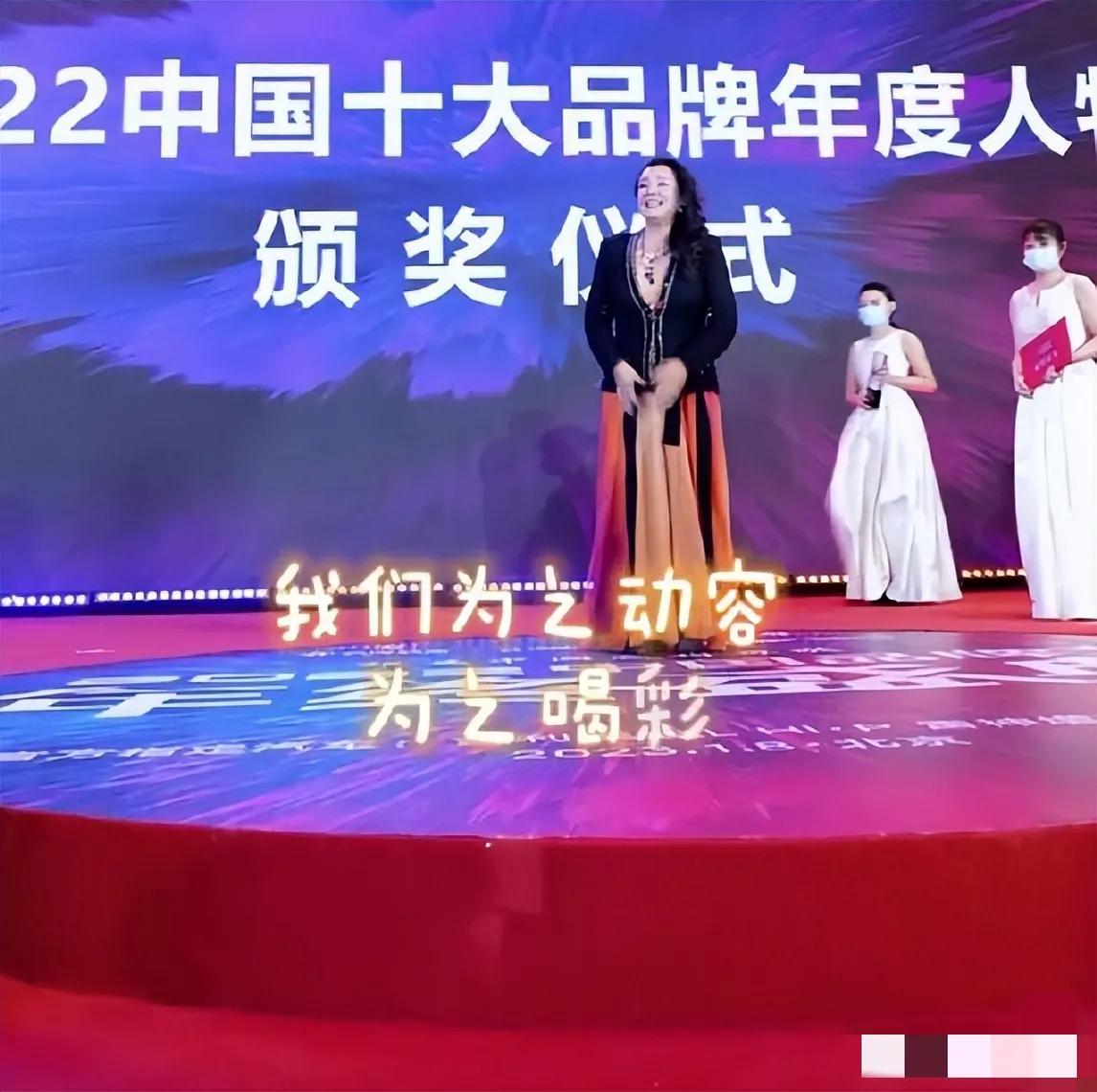 Zhang Lan once again planted flowers with mud thrown by others, talking