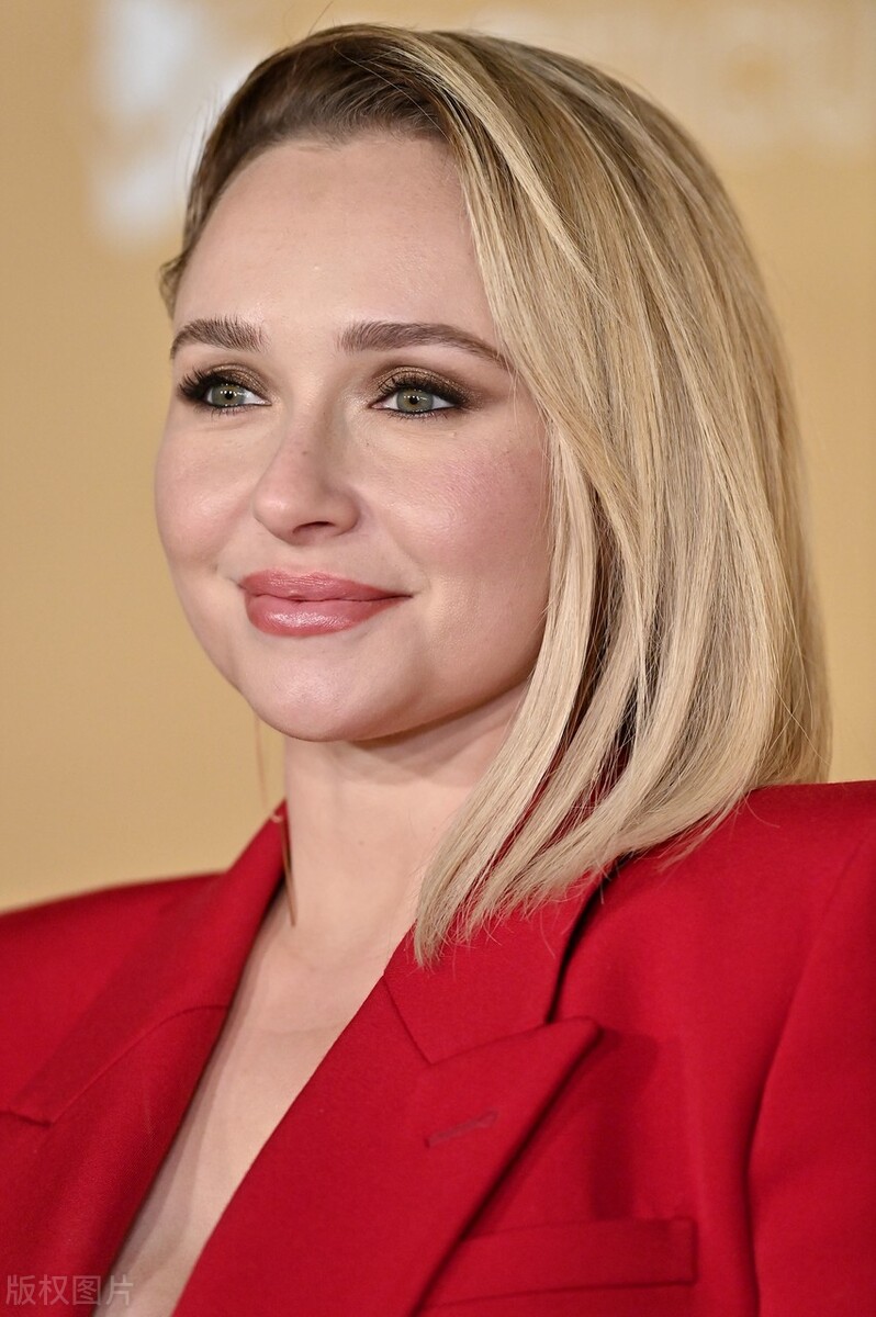 Hayden Panettiere Wears A Sexy Red Suit At The Amfar La Gala Inews 