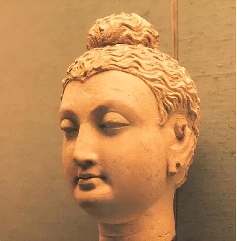 Explore the religious culture of the Kushan Empire and its influence on