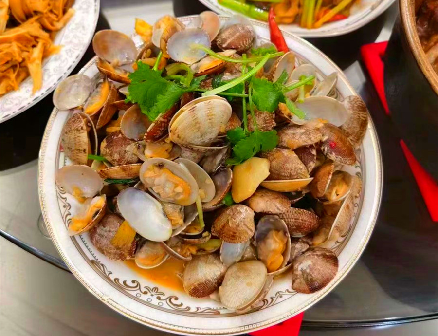 It's so easy to remove the sand from the clams. Don't just add salt. I