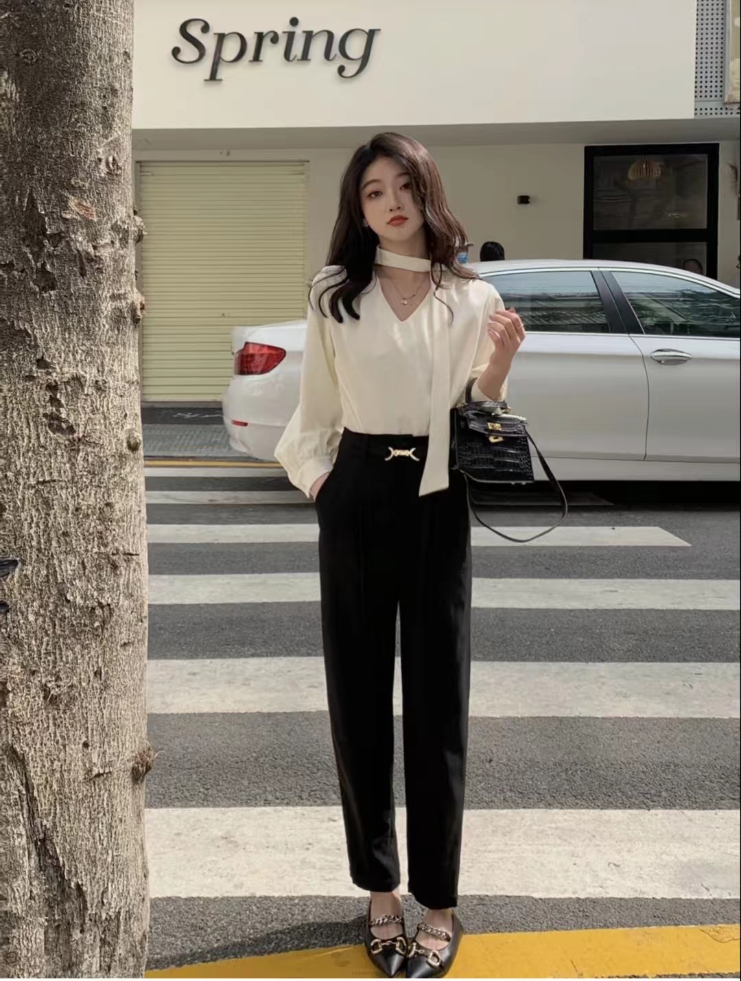 What kind of top and shoes go well with black cropped trousers iNEWS