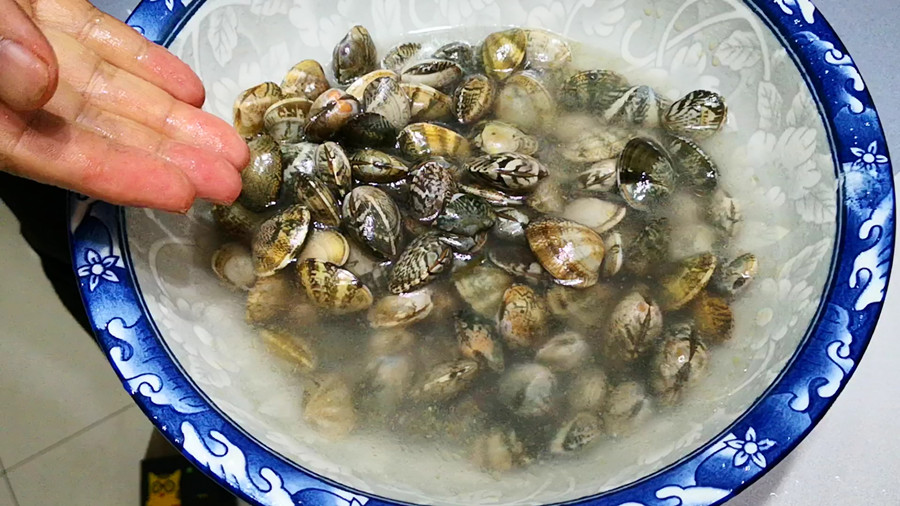 It's so easy to remove the sand from the clams. Don't just add salt. I