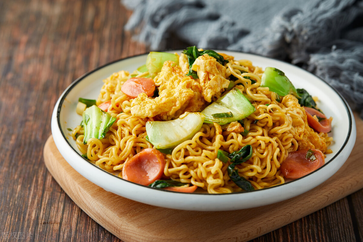 The authentic way of eating instant noodles is simple and fast, so delicious that you lick the