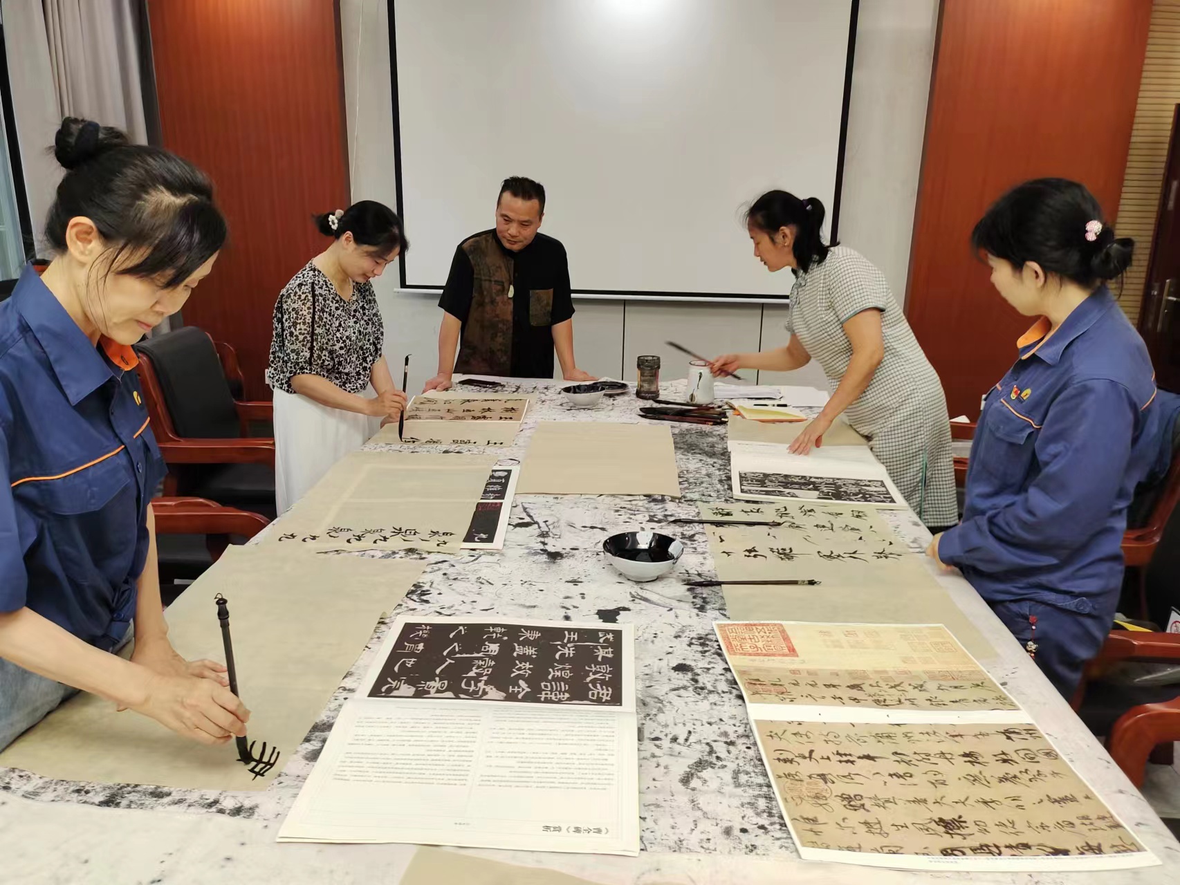 Dai Qingwen from the Longshan Printing Society of Xiangtan City came to ...