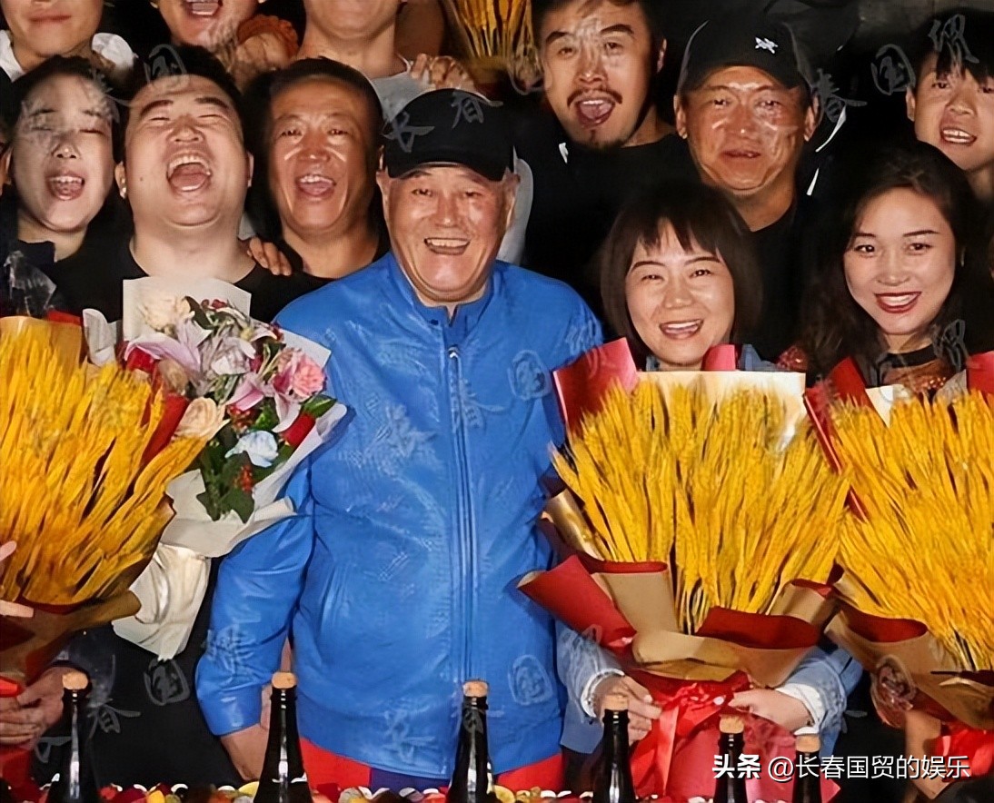 64-year-old Zhao Benshan’s recent photo was exposed - iNEWS