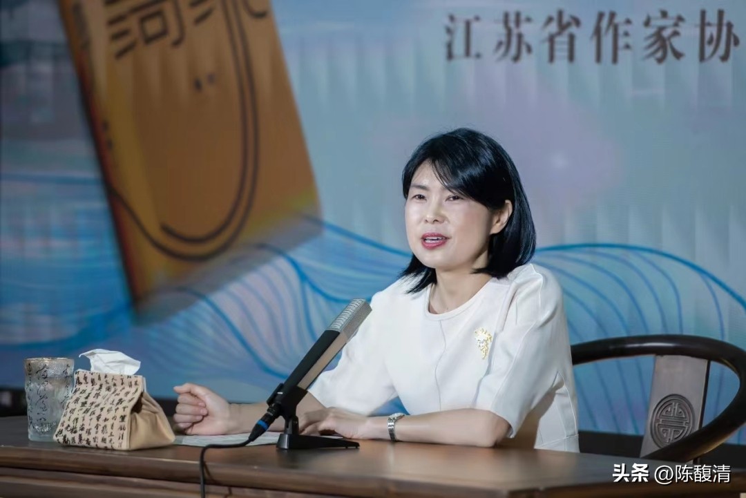 "Golden River" A Chinese painting with subtle insights, leaving people