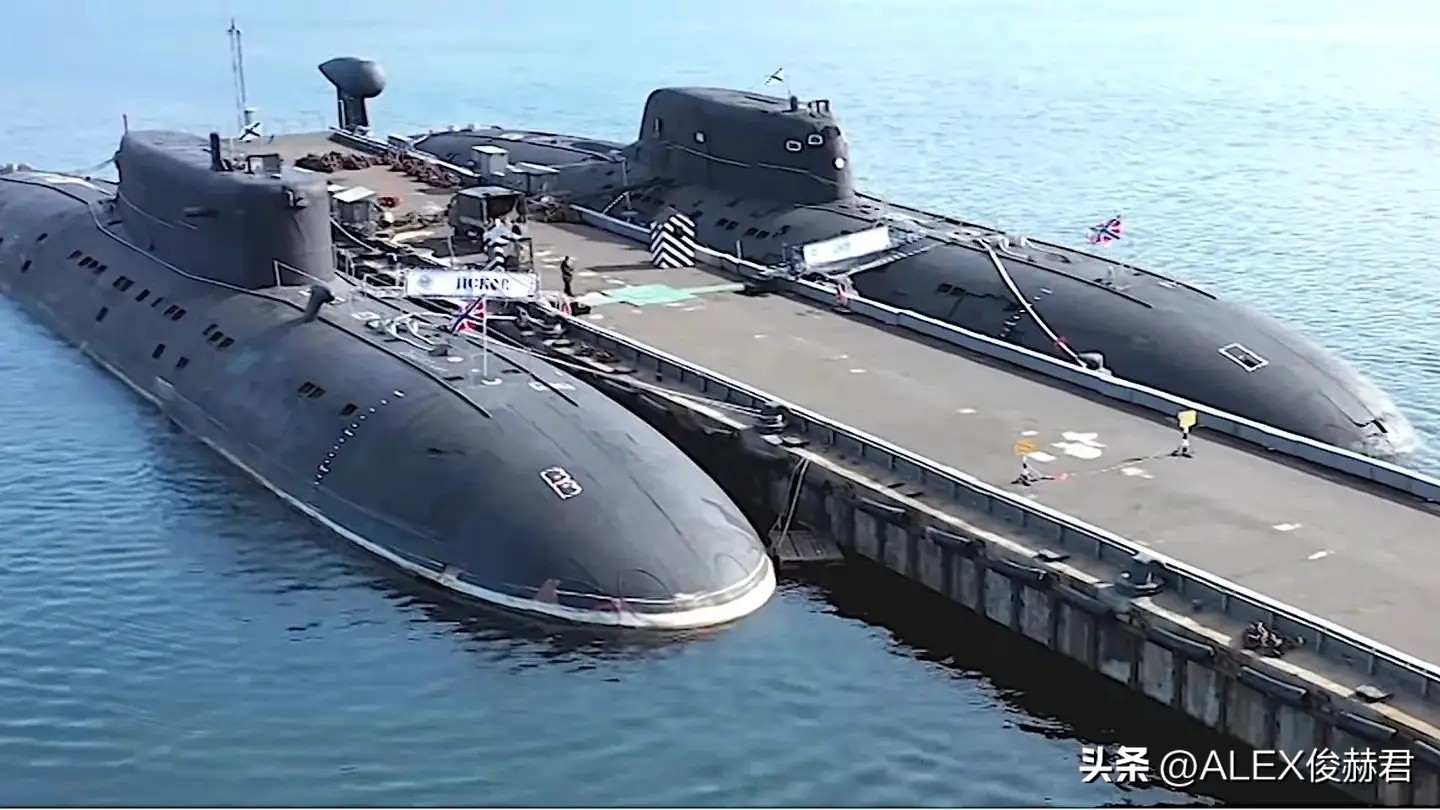 Why do Navy submarines have "glass windows"?In fact, the reason is