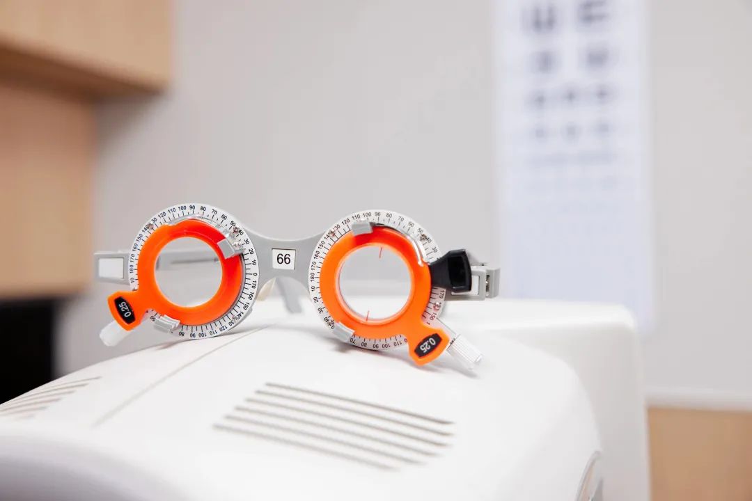 Does wearing glasses for a long time make your eyes bulge? iMedia