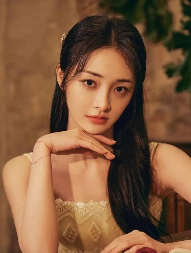 Big eyes and sharp chins have fallen out of favor!Now the "broad face