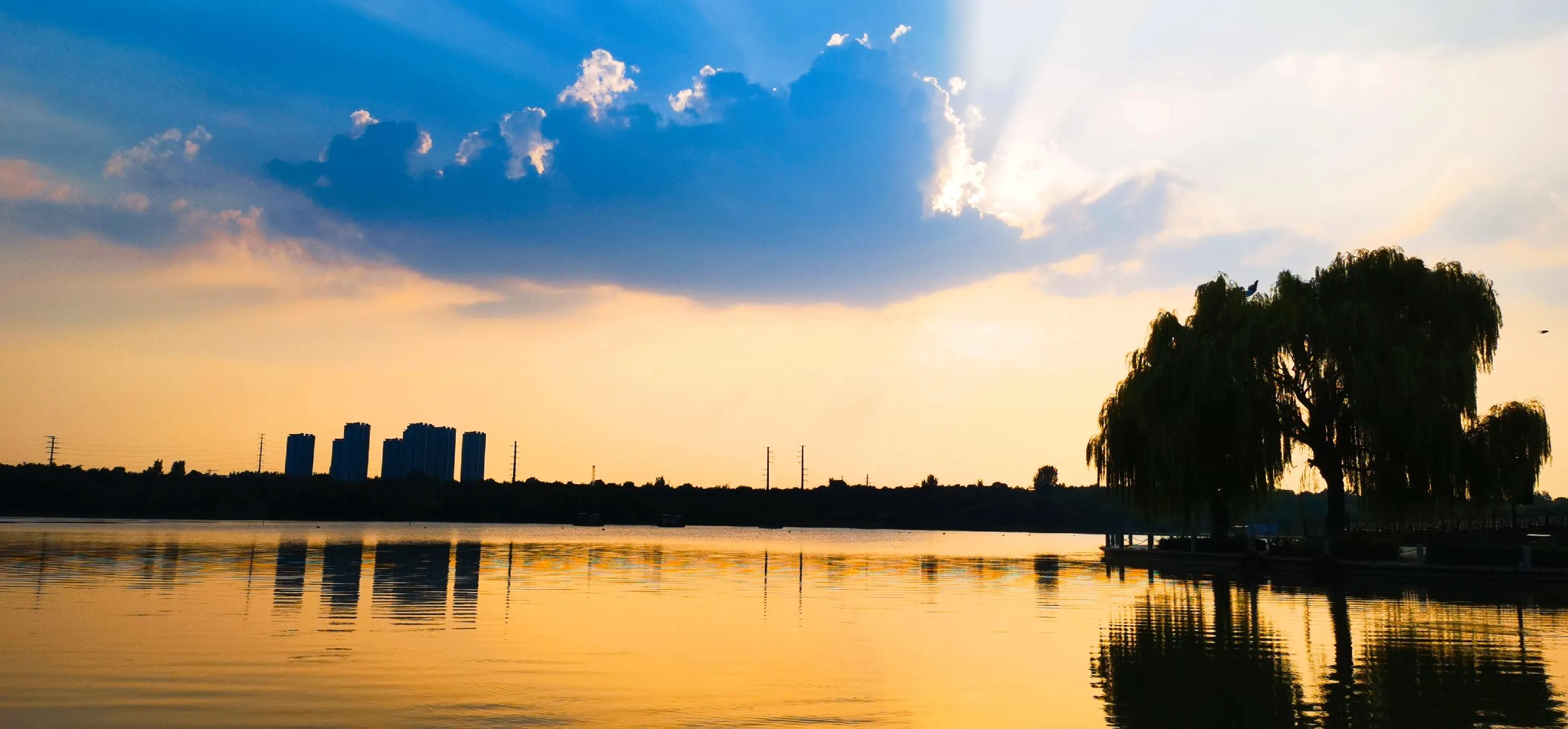 The sunset glows on the Xiuyuan River - iNEWS