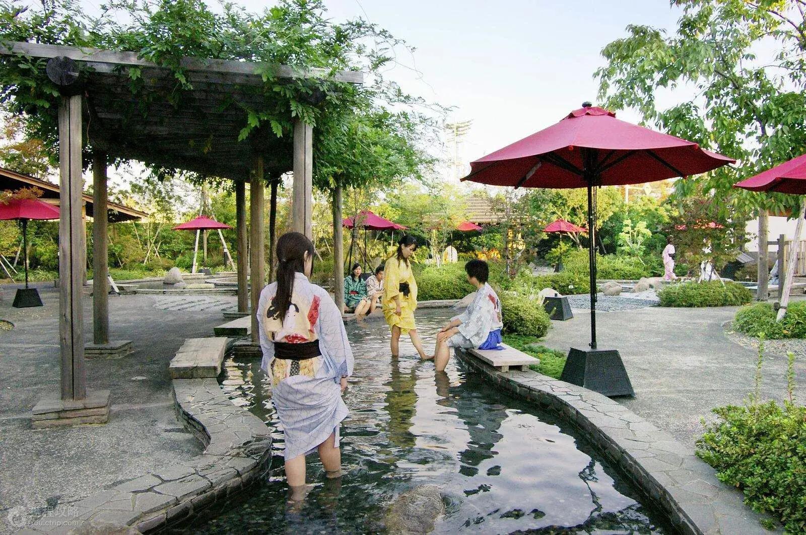 Why do Japanese men and women bathe together? iNEWS