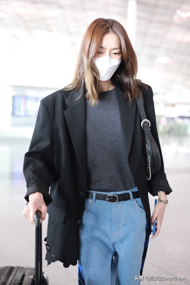 Liu Wen departs from Beijing airport wearing stitching jeans full of ...