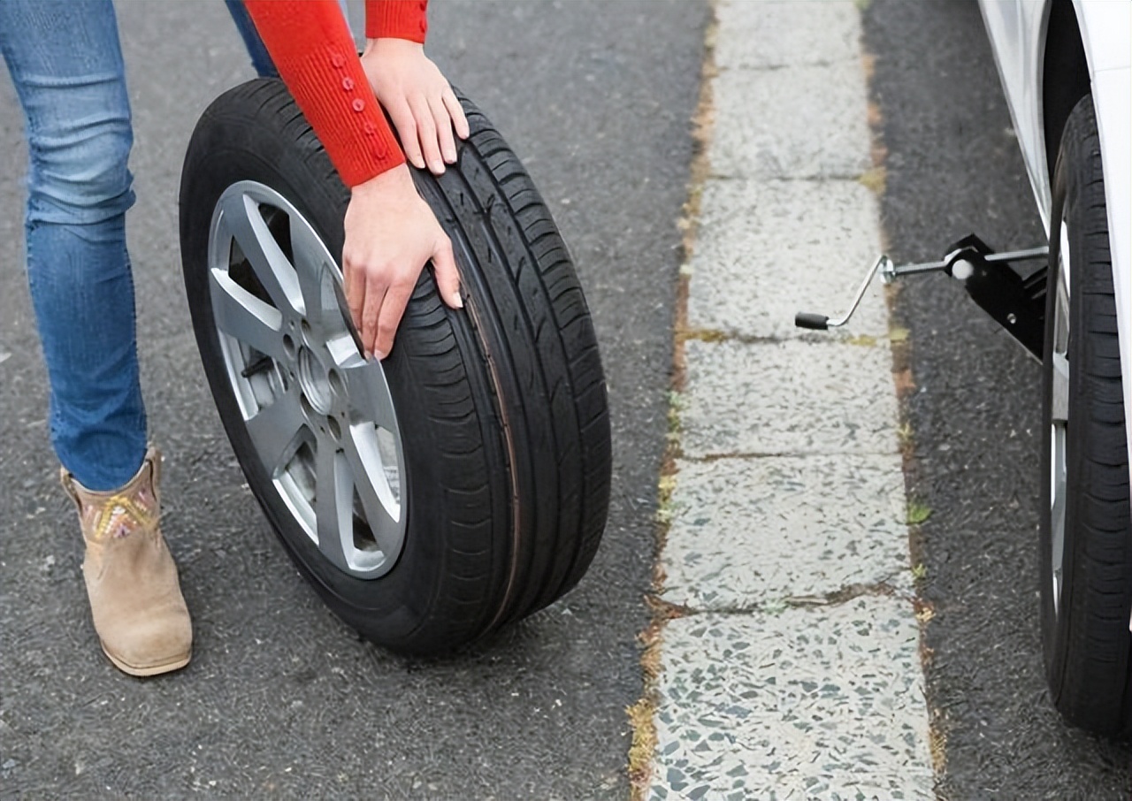 Novice on the road How long is the life of a car tire? iMedia