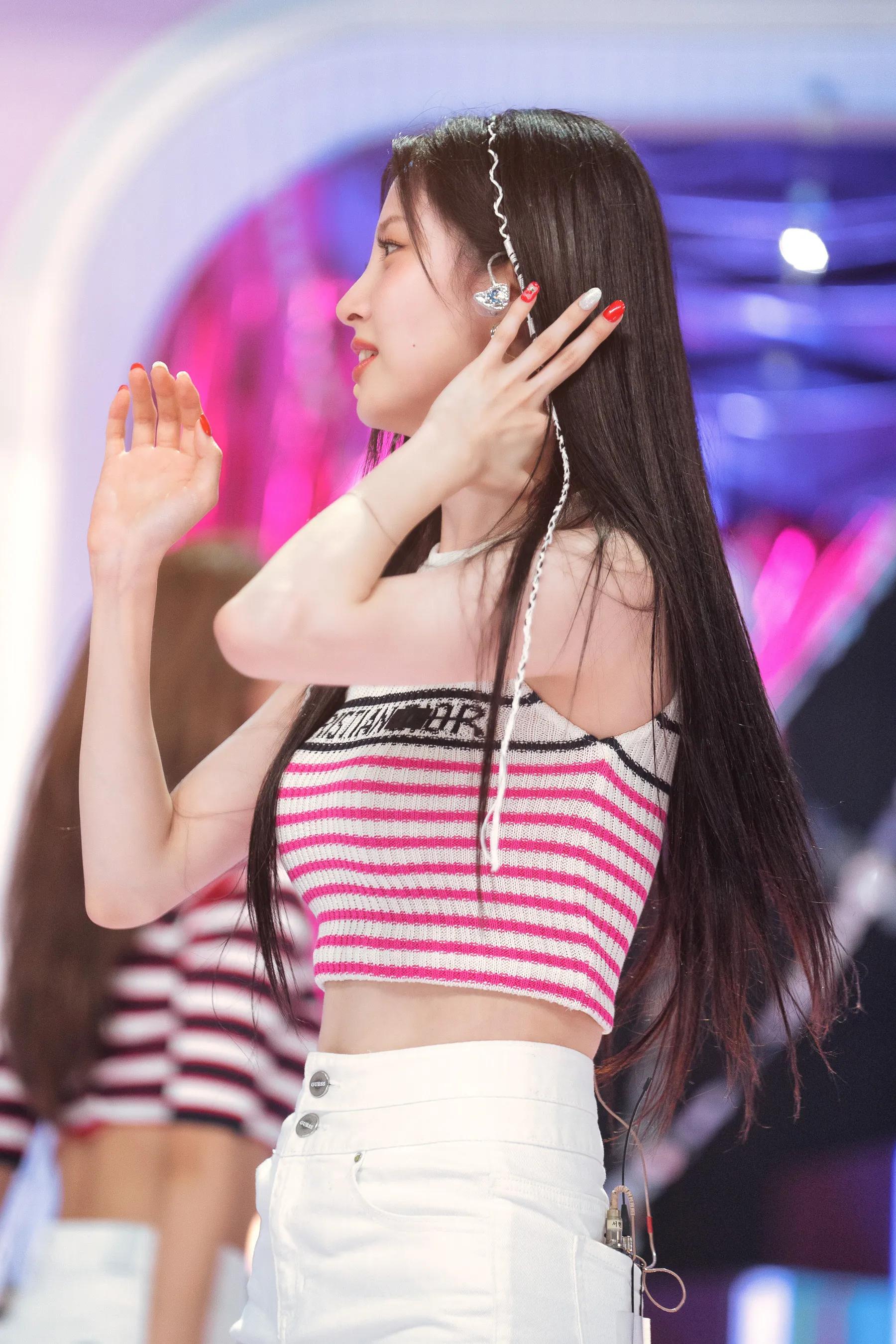 Xu Xian's beautiful photo gallery on the show yesterday, see the elegant temperament with long