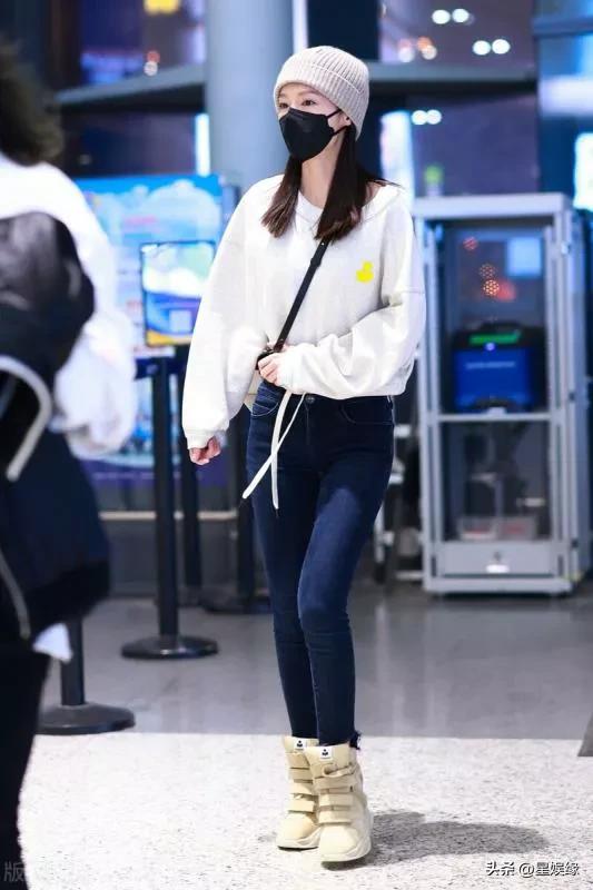 Li Qin departed from Shanghai Airport, wearing a simple and casual ...