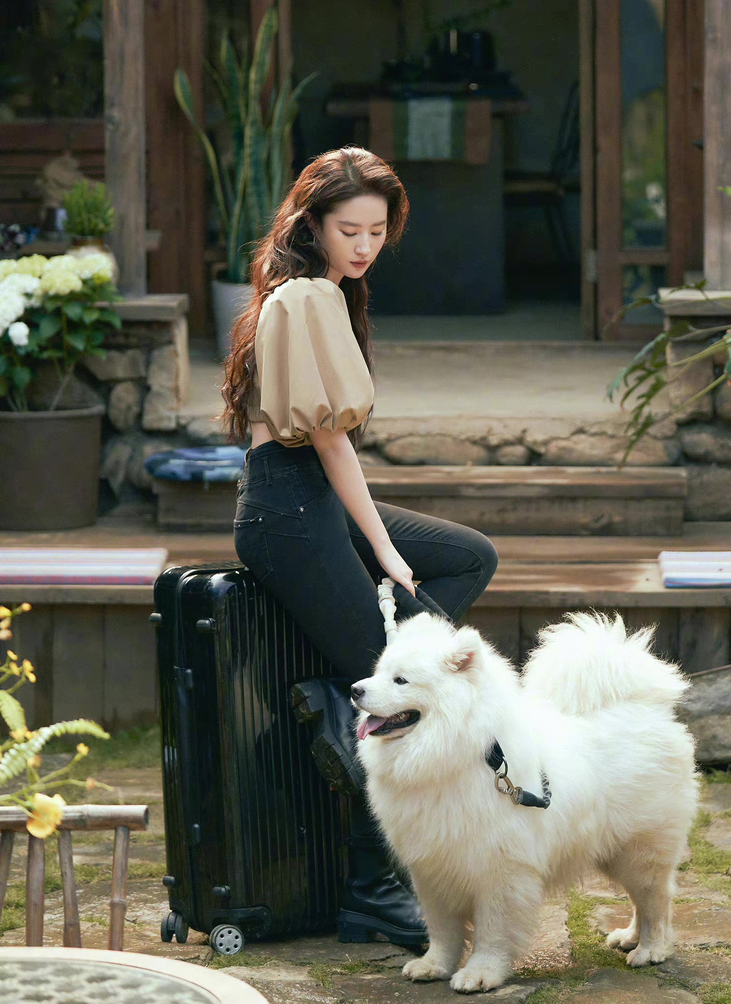 The real stills of Liu Yifei's new drama were exposed, the bucket waist