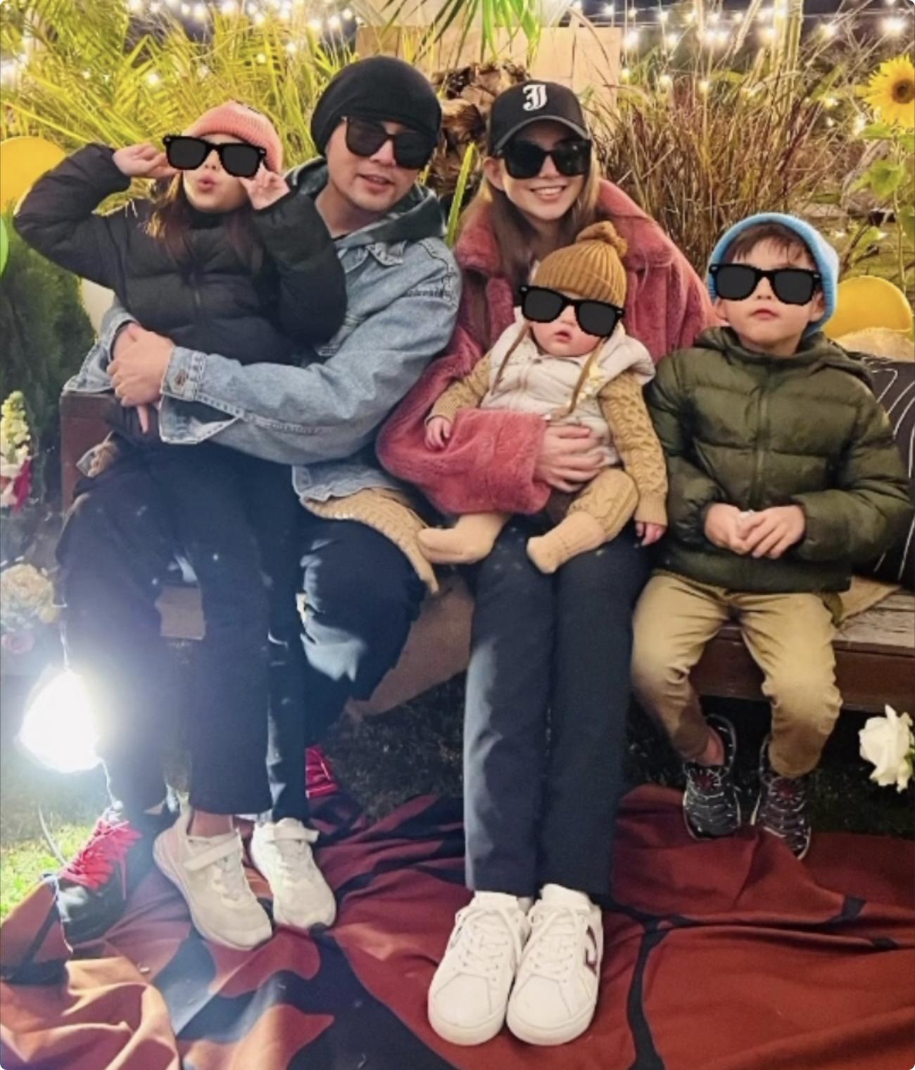 Kunling seldom posts family portraits during the Spring Festival. The