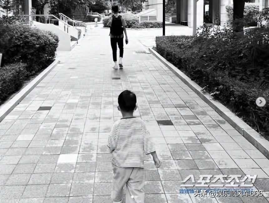 張申英曬同母異父的兩個兒子照片,弟弟正宇緊緊跟隨哥哥正安身後 - 頭條匯