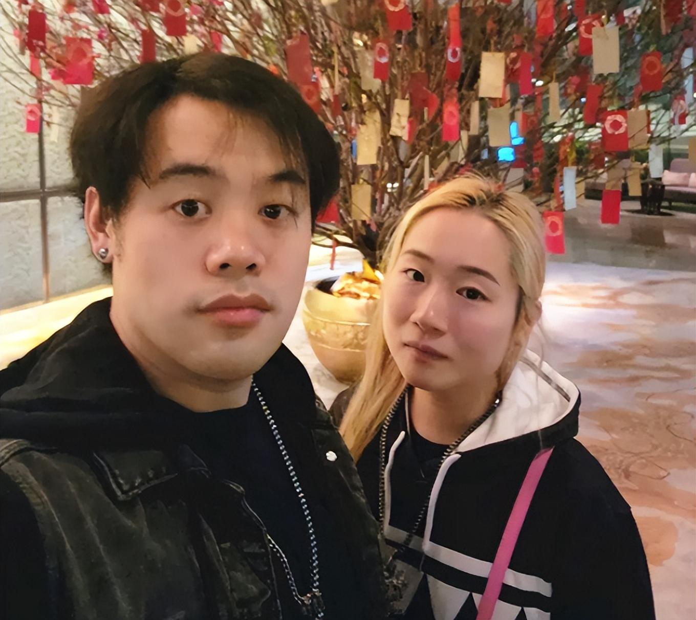 鍾鎮濤33歲兒子罕見現身!或將繼承數億財產,4個妹妹終將嫁人 - 資訊咖