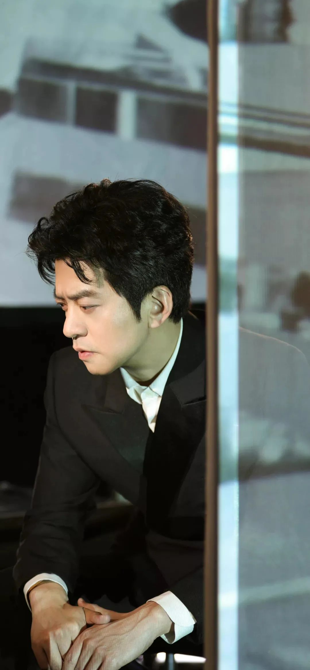 Lock screen + desktop wallpaper set [Volume 23] - iNEWS