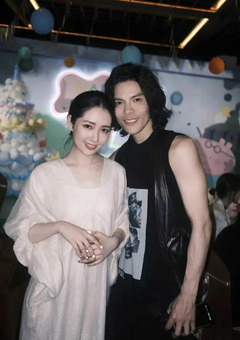 Xiang Zuo took a family photo to celebrate the birthday of his 1-year ...