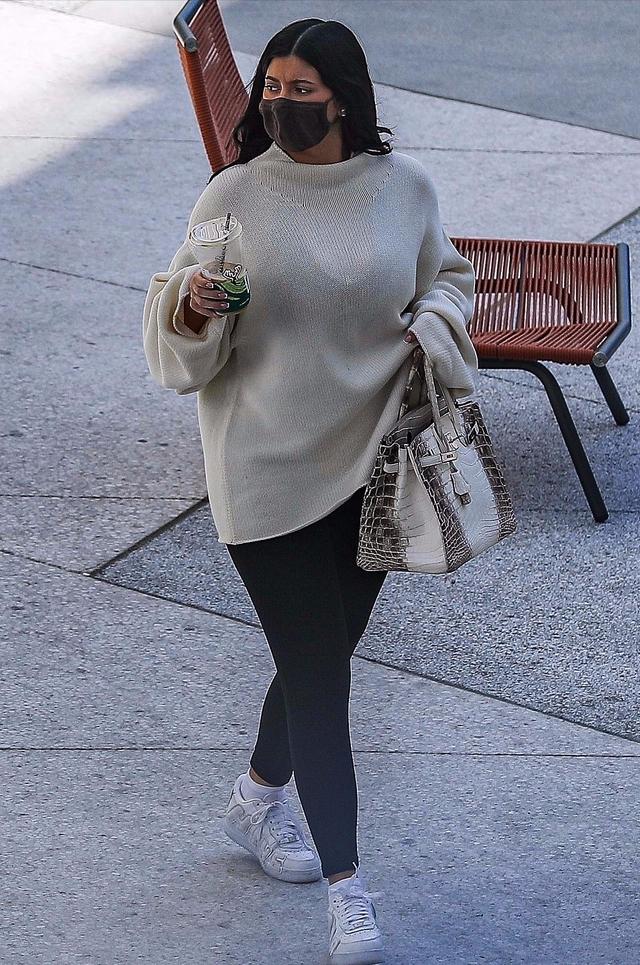 24yearold Kylie Jenner lost weight after giving birth, wearing