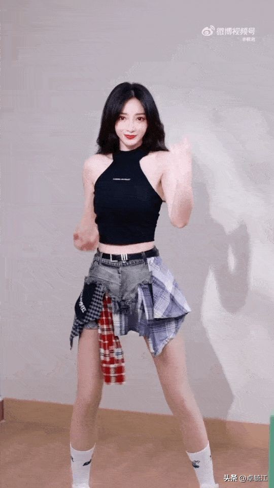Thin new look, Liu Yan challenged the women's troupe dance on stage in ...