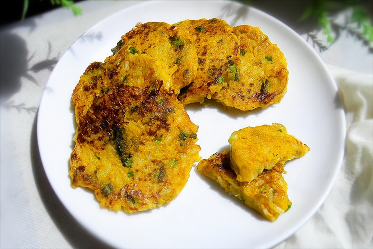 There is a new way to eat leftover rice!Xiaohui made crispy rice cakes