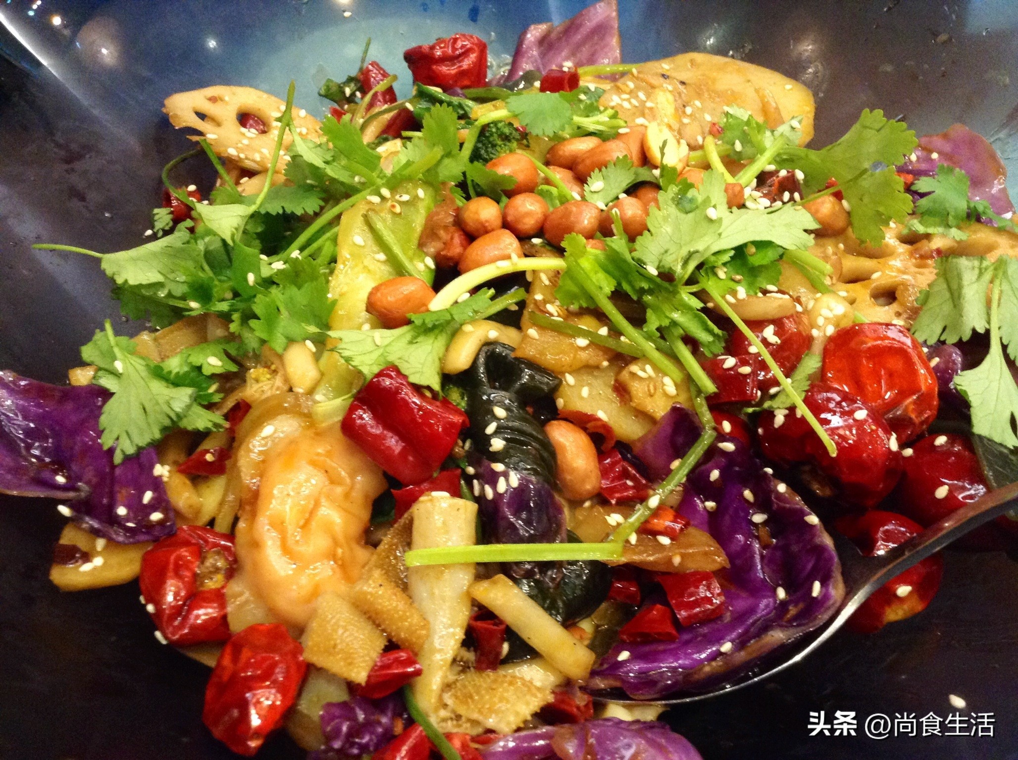 Teach you how to make spicy hot pot, so that you can enjoy the taste of hot pot at home! iNEWS