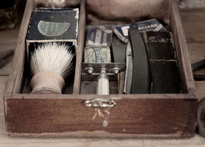 Fashion and neatness, seventeenth-century English razors, fashion ...