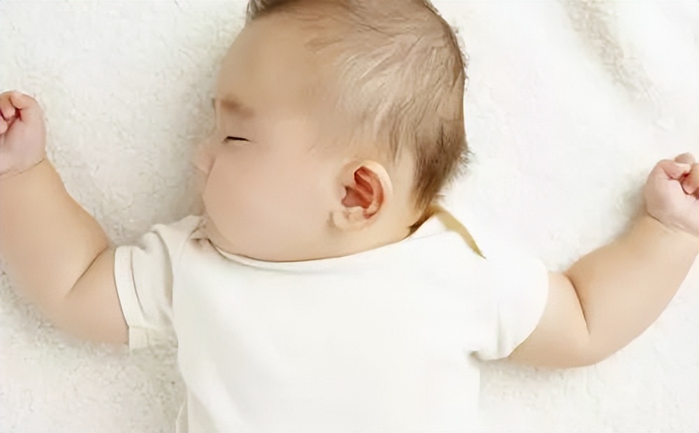 When does a baby start sleeping on a pillow?How much later than you think? iNEWS