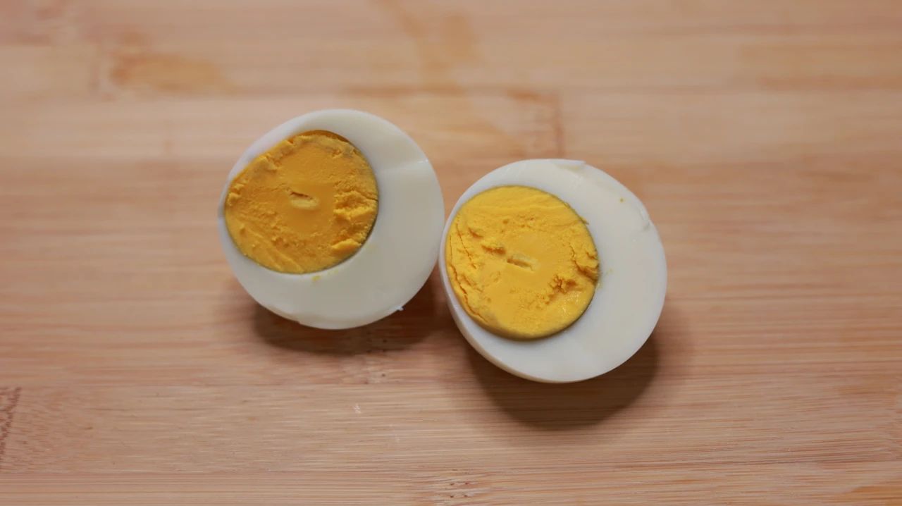 Egg yolk or egg white, which one is better? Eat eggs every day, you can