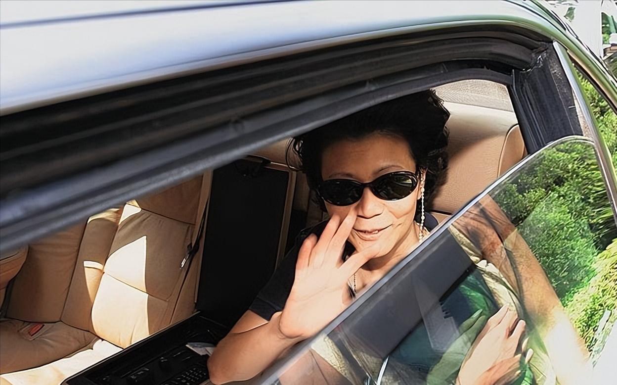 Zhou Kaixuan is willing to be Li Ka-shing's "mirror", holding power and ...