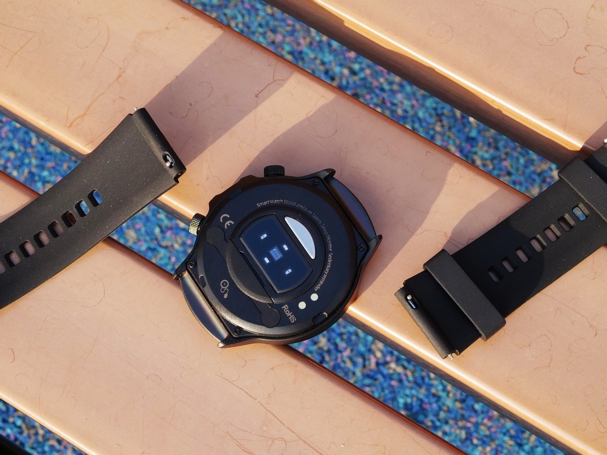 A smart watch that can accurately measure blood pressure with its own ...