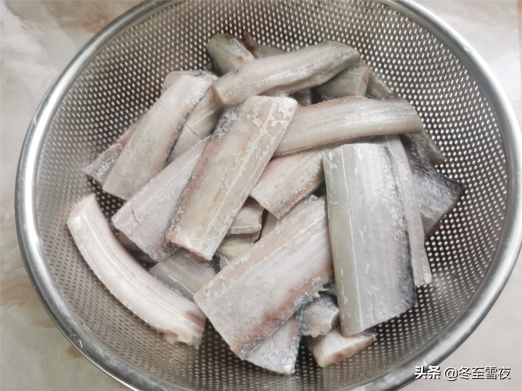 It turns out that the canned hairtail sold in supermarkets is so simple, teach you to do it at