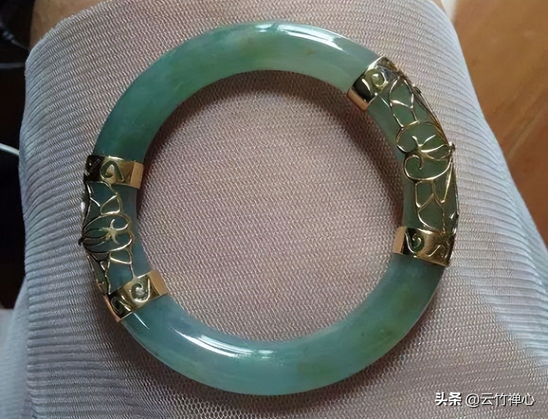 If the jade bracelet suddenly breaks, what does it mean if the jade