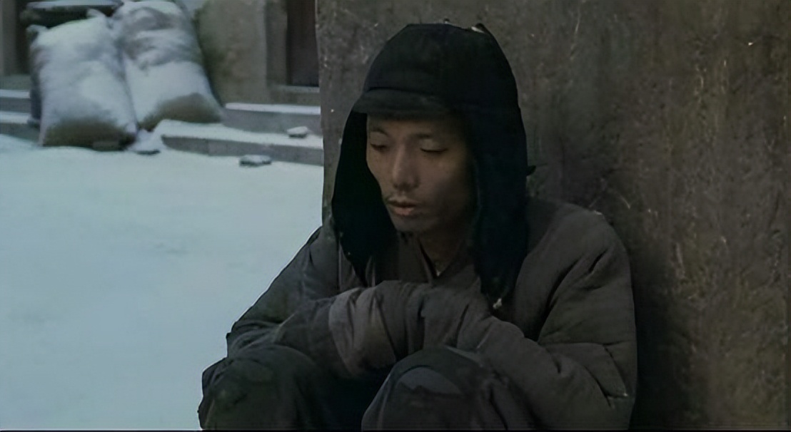Exploring and commenting on Fugui's life values in the movie 