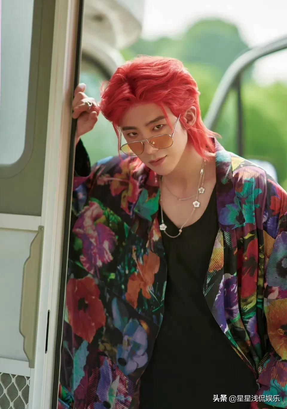 Liu Yuning posted the latest blockbuster, dyed red hair to steal the ...