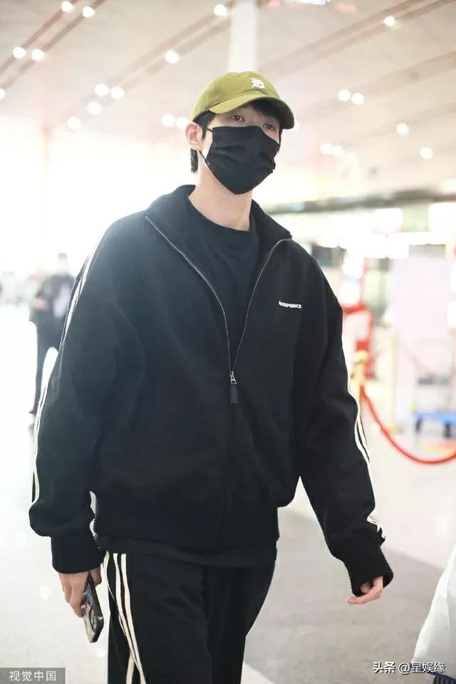 Wei Daxun's all-black look appeared at the airport in half-zipper ...