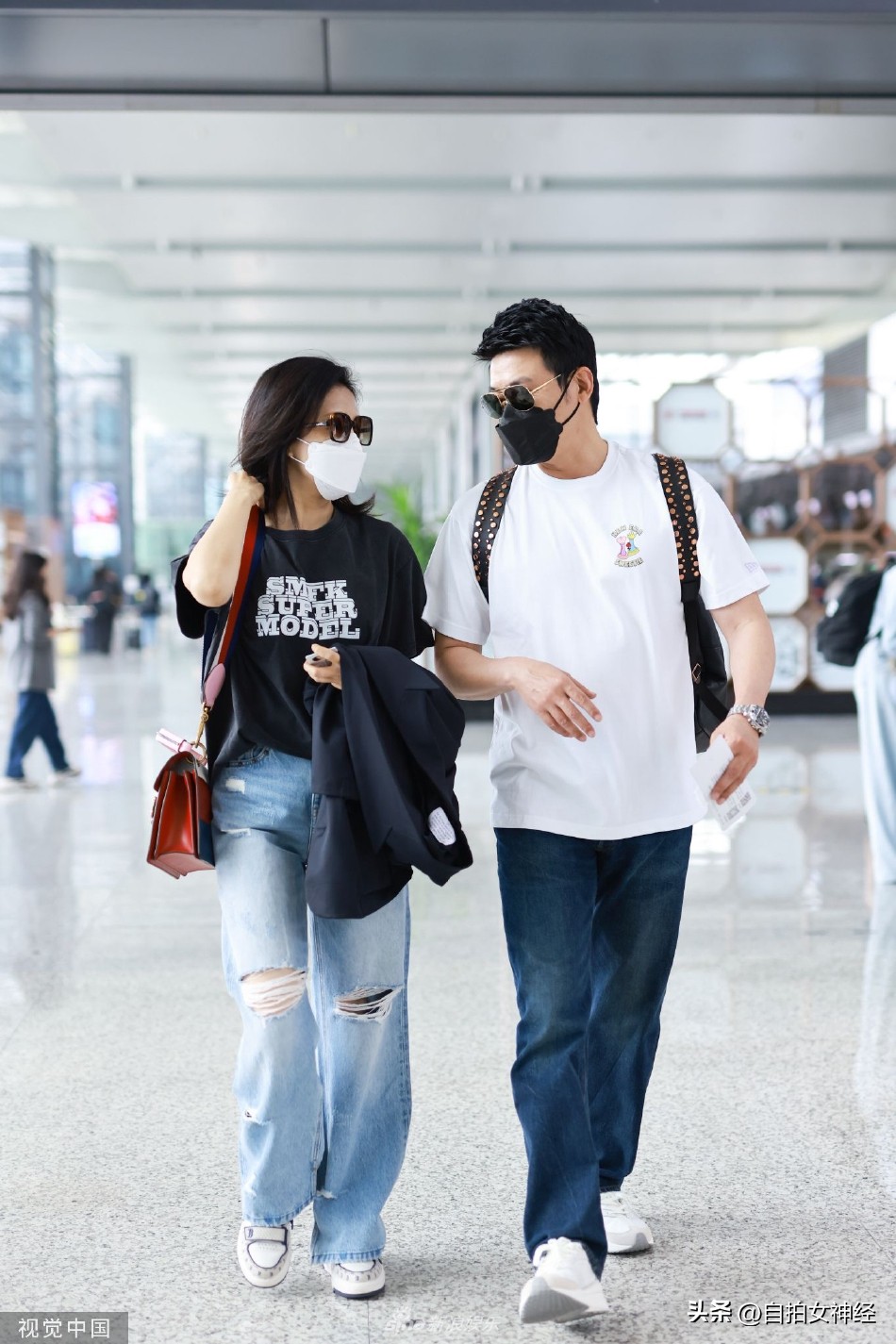 Lu Yi, Bao Lei and his wife appeared at the airport, wearing a black ...