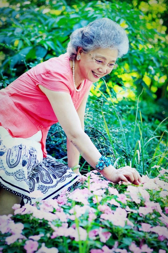 This is the most elegant Chinese grandma I've ever seen welldressed, graceful and